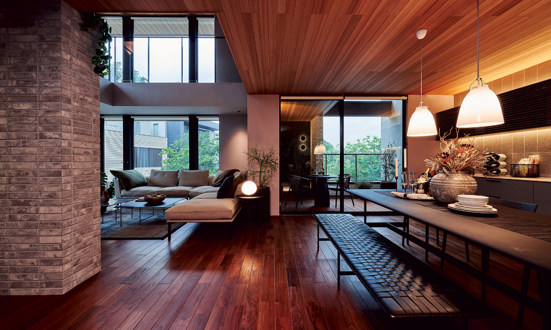 床材：チーク　　天井：スギ