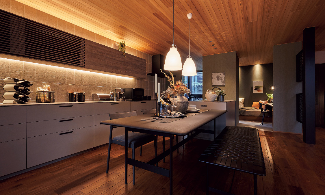 床材：チーク　　天井：スギ