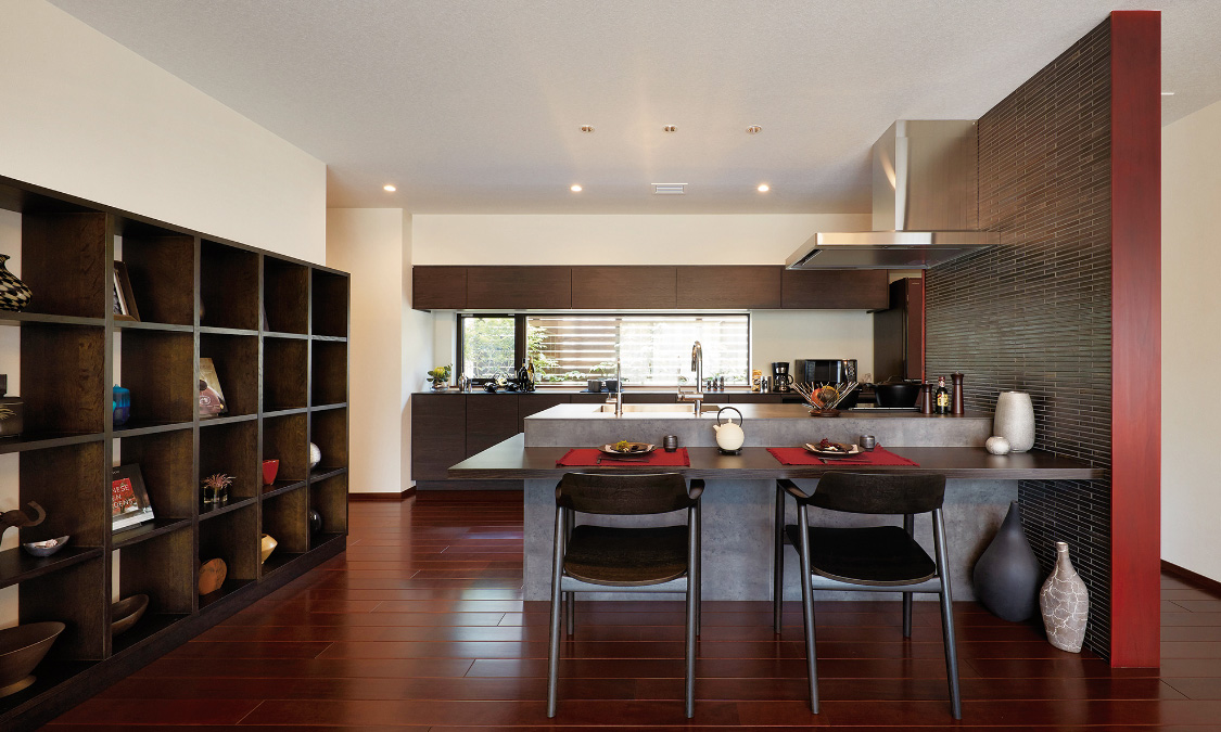 床材：ウォルナット　　天井：ジャパニーズオーク