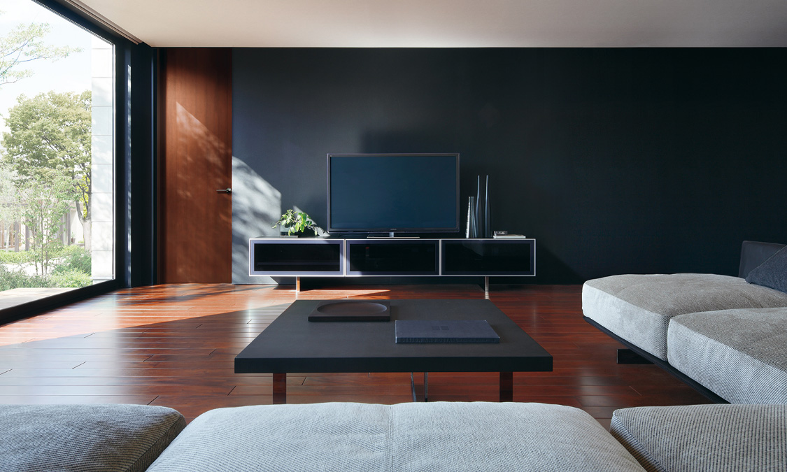 床材：ウォルナット　　天井：ウォルナット