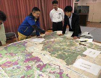 収支分析項目と今後の町内の伐採計画に関するディスカッションの様子(2019年5月)