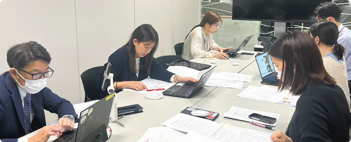 本社でライブ進行をバックアップ