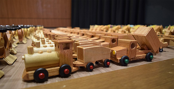 寄付された電車などの木製玩具