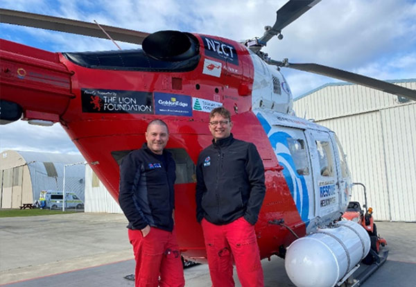 Nelson Marlborough Rescue Helicopter Trustのヘリコプターと操縦士、救急救命士。