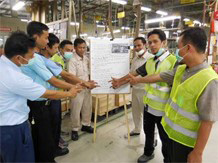 インドネシア製造会社の現地社員による危険予知訓練の様子