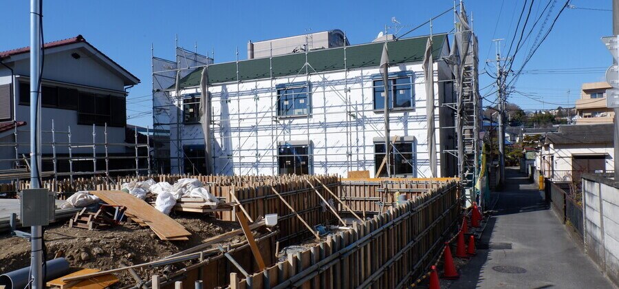 建設中のアパート