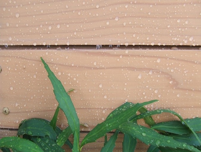 屋外で雨に濡れても、高い撥水性で水をはじきます。